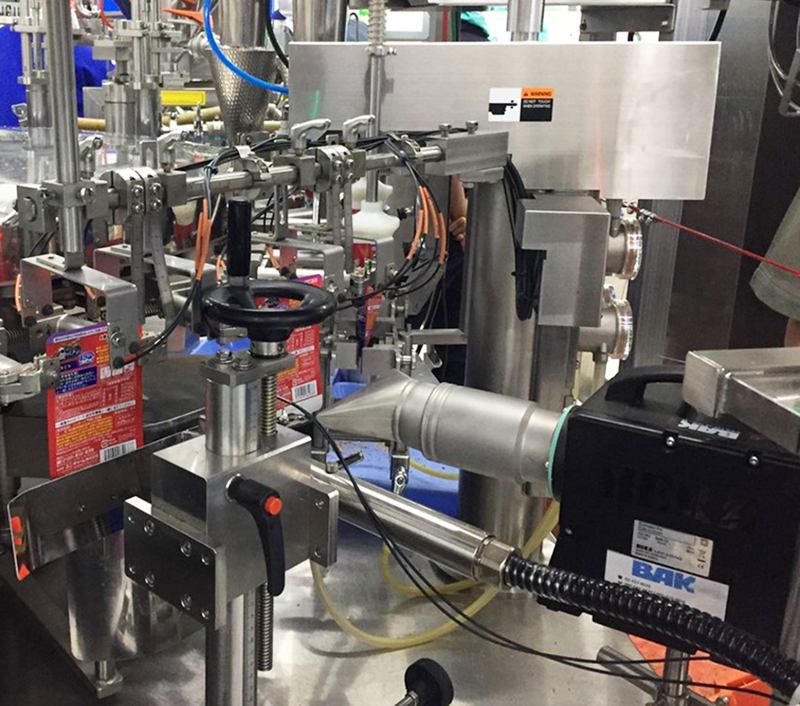 HERZ自帶風源熱風器Compact安裝在設備上進行烘標生產