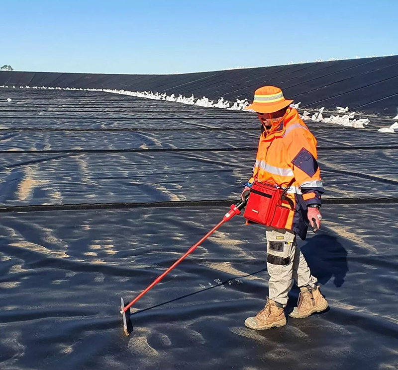英國BUCKLEYS百佳利高壓測漏儀進行土工膜滲漏檢測施工