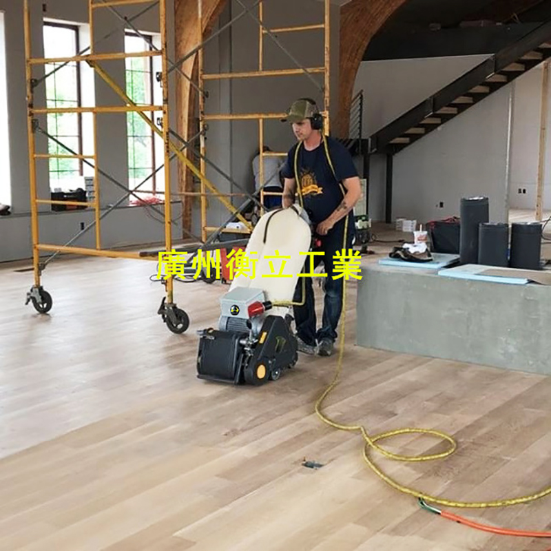 使用Frank Cobra重型木地板履帶砂光打磨機進行翻新施工